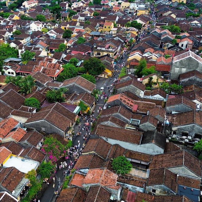 Du khách trong và ngoài nước hòa mình vào dòng chảy bình yên, trở thành một phần của sức sống đương đại của di sản văn hóa thế giới. Ảnh: Thanh Tùng - TTXVN 