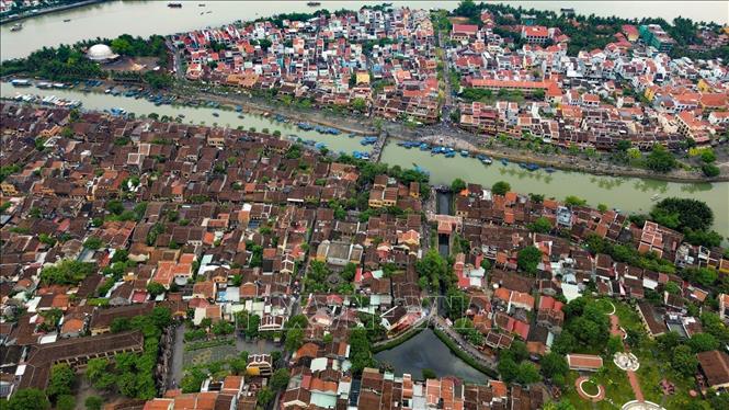 Những chuyến đò trên sông Hoài, cảm nhận nhịp sống êm đềm trôi cùng dòng nước đã chứng kiến bao thăng trầm của lịch sử. Ảnh: Thanh Tùng - TTXVN 