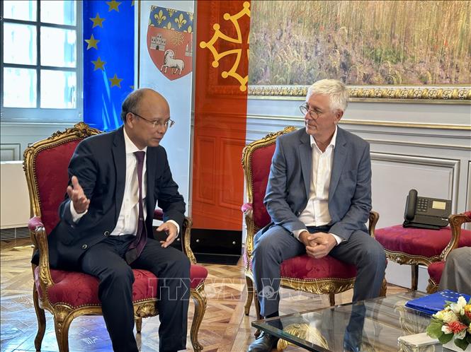 Phó Thị trưởng thành phố Toulouse Jean-Claude Dardelet làm việc với Đại sứ Đinh Toàn Thắng tại phòng khánh tiết của Tòa thị chính. Ảnh: Thu Hà P/v TTXVN tại Pháp