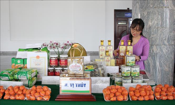 Quảng bá, xúc tiến thương mại nông sản chủ lực tỉnh Hậu Giang tại hội chợ. Ảnh: Nguyễn Hằng - TTXVN