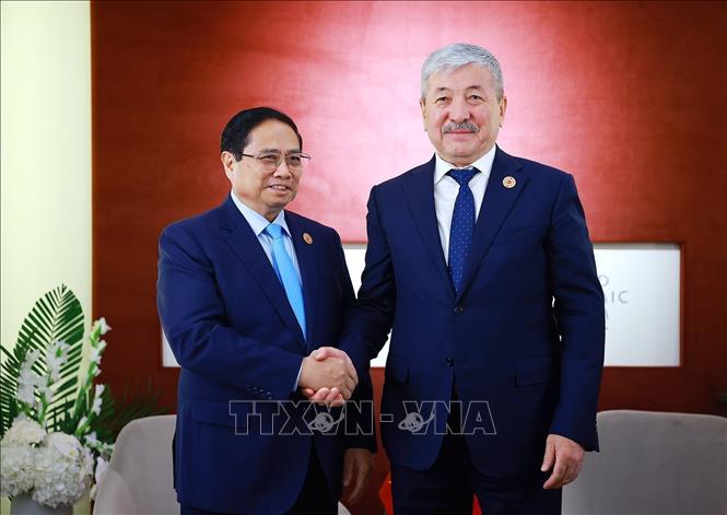 Prime Minister Pham Minh Chinh meets Kyrgyz Prime Minister Adylbek Kasymaliev. VNA Photo: Dương Giang