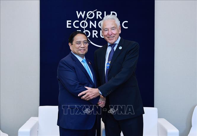 Prime Minister Pham Minh Chinh meets Peter Brabeck-Letmathe, Interim chairman of the World Economic Forum. VNA Photo: Dương Giang