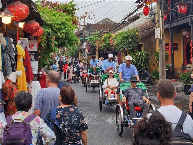 Du khách trong và ngoài nước hòa mình vào dòng chảy bình yên, trở thành một phần của sức sống đương đại của di sản văn hóa thế giới. Ảnh: Thanh Tùng - TTXVN 