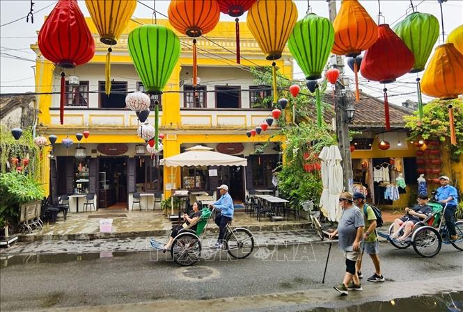 Bên hiên nhà cổ, một hình ảnh bình dị thể hiện sức sống bền bỉ và sự hòa quyện của văn hóa ẩm thực vào không gian di sản. Ảnh: Thanh Tùng - TTXVN 