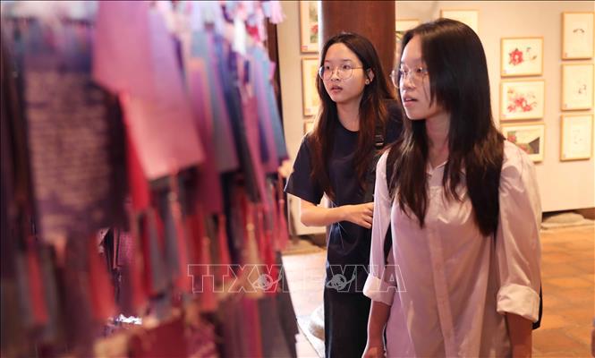 Trước kỳ thi, thí sinh viết ước nguyện lên giấy treo ở khu Thái học tại Văn miếu - Quốc Tử Giám với hy vọng đạt được điểm cao. Ảnh: Thành Phương - TTXVN