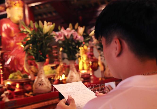 Những dòng chữ với lời nguyện cầu bình tĩnh, làm bài tốt và đỗ đạt trong kỳ thi THPT. Ảnh: Thành Phương - TTXVN