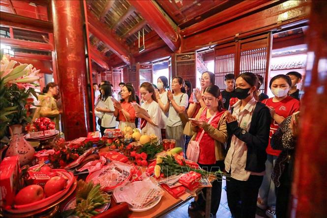 Rất đông phụ huynh và học sinh đã tới Văn Miếu - Quốc Tử Giám để cầu may trước khi kỳ thi diễn ra. Ảnh: Khánh Hoà - TTXVN