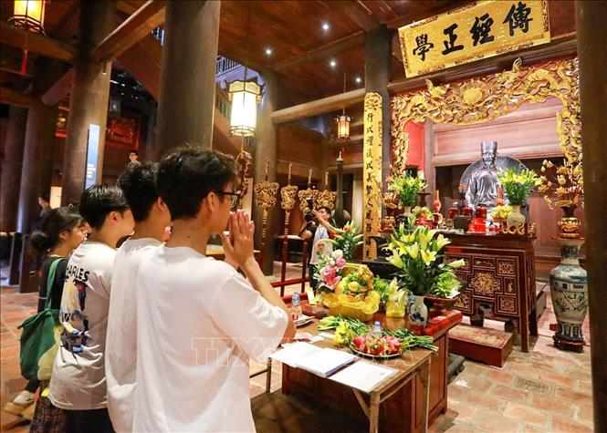 Thành tâm cầu may mắn trong kỳ thi sắp tới. Ảnh: Khánh Hoà - TTXVN