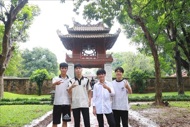 Nhiều bạn học sinh đã tới Văn Miếu - Quốc Tử Giám để cầu may trước khi bước vào kỳ thi quan trọng. Ảnh: Khánh Hoà - TTXVN