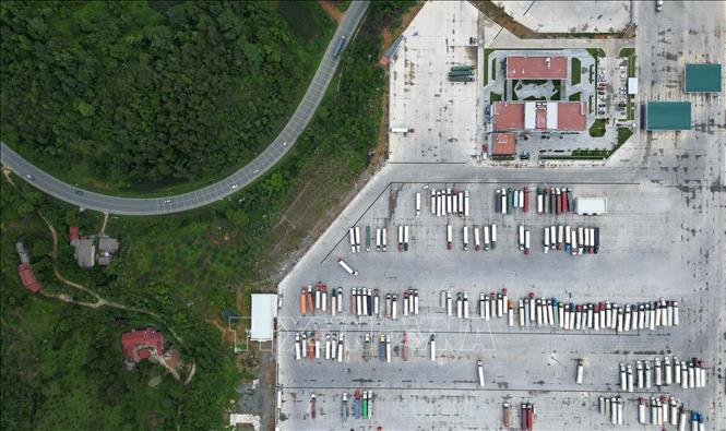 Đây là mô hình Logistic đầu tiên tại Việt Nam cung cấp toàn trình giải pháp Logistic bao gồm vận tải, kho bãi, thông quan, kiểm dịch, xuất - nhập khẩu… ngay trong nội địa, giúp giảm tải áp lực lên hệ thống cửa khẩu biên giới. Ảnh: Minh Quyết - TTXVN
