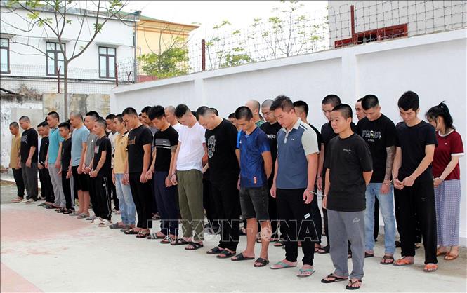 Gần 100 đối tượng trong đường dây lừa đảo bị cơ quan chức năng bắt giữ. Ảnh: TTXVN phát