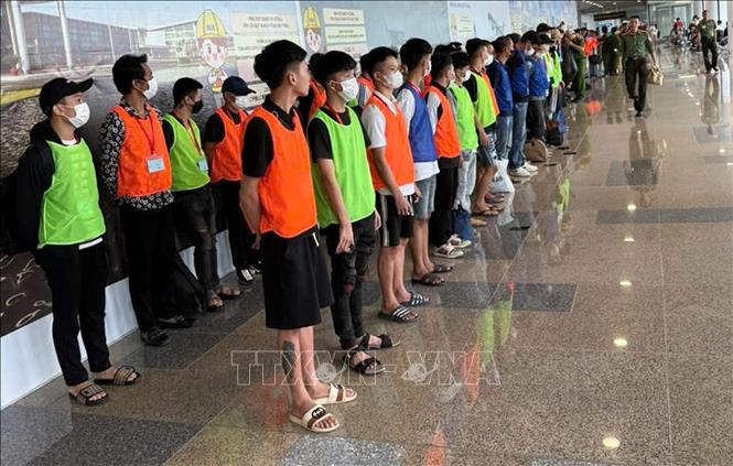 Hàng chục đối tượng bị Cơ quan chức năng bắt giữ khi vừa nhập cảnh vào Việt Nam. Ảnh: TTXVN phát