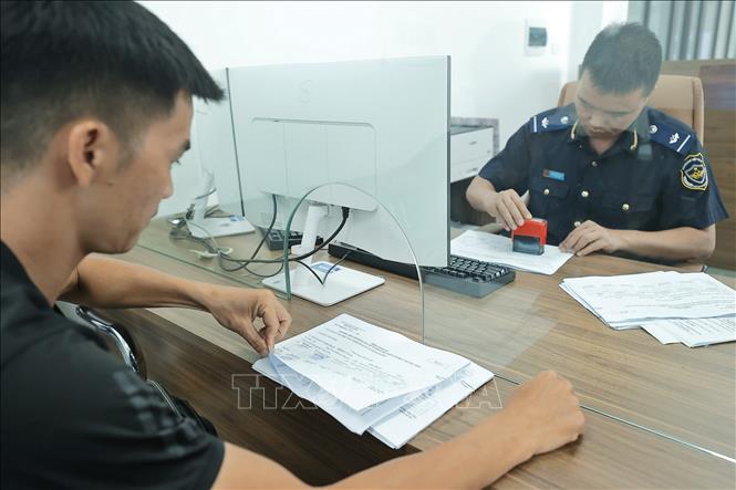 Thay vì xếp hàng dài làm thủ tục thông quan tại cửa khẩu, các xe chở hàng sẽ làm thủ tục thông quan tại Công viên Logistic Viettel. Ảnh: Minh Quyết - TTXVN