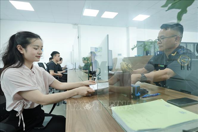 Thay vì xếp hàng dài làm thủ tục thông quan tại cửa khẩu, các xe chở hàng sẽ làm thủ tục thông quan tại Công viên Logistic Viettel. Ảnh: Minh Quyết - TTXVN