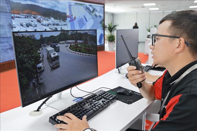 Trung tâm điều hành NOC tích hợp giải pháp số hóa toàn diện để giám sát và điều phối mọi hoạt động. Tại đây, hơn 2.000 camera AI ultraview cùng hệ thống quản lý thông minh cung cấp dữ liệu thời gian thực, giúp tối ưu hóa quy trình vận hành. Ảnh: Minh Quyết – TTXVN