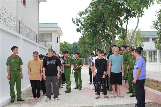 Các đối tượng lừa đảo xuyên quốc gia bị bắt giữ. Ảnh: TTXVN phát