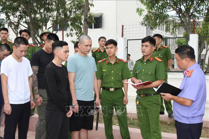 Các đối tượng lừa đảo xuyên quốc gia bị bắt giữ. Ảnh: TTXVN phát