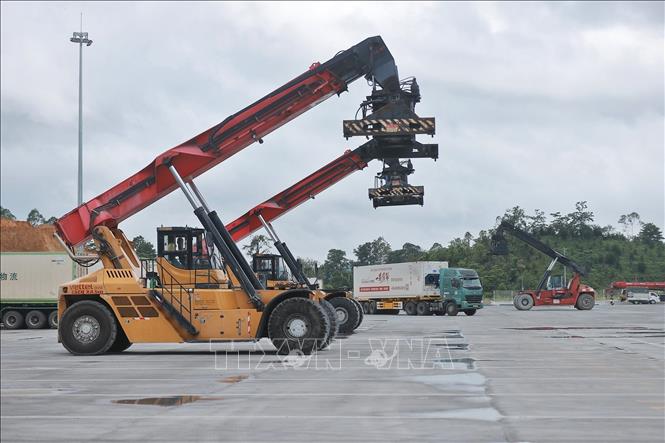 Hoạt động sang tải tại công viên Logistics Viettel Lạng Sơn, sử dụng công nghệ giúp tối ưu hóa vận hành. Ảnh: Minh Quyết – TTXVN