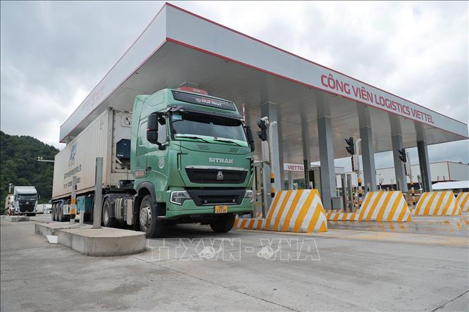 Cổng thông minh (Smart Gate), cho phép nhận diện biển số xe, mã container và sinh trắc học tài xế. Ứng dụng V-Gate hỗ trợ doanh nghiệp và lái xe đặt chỗ, theo dõi dịch vụ từ xa, tối ưu hóa thời gian và giảm chi phí quản lý. Ảnh: Minh Quyết - TTXVN