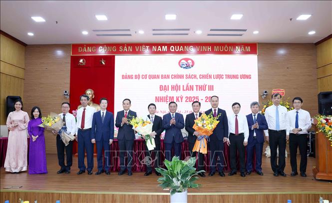 Đồng chí Trần Cẩm Tú, Uỷ viên Bộ Chính trị, Thường trực Ban Bí thư chúc mừng Ban Chấp hành Đảng bộ cơ quan Ban Chính sách, Chiến lược Trung ương nhiệm kỳ 2025 – 2030. Ảnh: Phương Hoa - TTXVN 