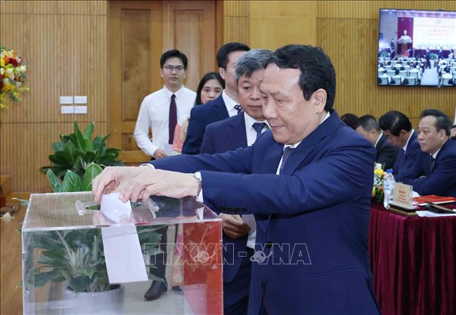 Đại biểu bỏ phiếu bầu Ban Chấp hành nhiệm kỳ 2025 – 2030. Ảnh: Phương Hoa - TTXVN 
