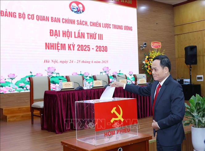 Đại biểu bỏ phiếu bầu Ban Chấp hành nhiệm kỳ 2025 – 2030. Ảnh: Phương Hoa - TTXVN 