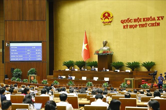 Quốc hội biểu quyết thông qua Nghị quyết của Quốc hội về việc thành lập Hội đồng bầu cử quốc gia. Ảnh: Doãn Tấn - TTXVN