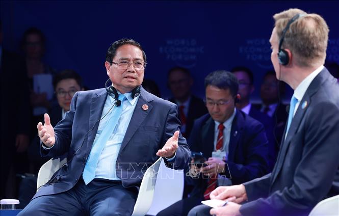 Thủ tướng Phạm Minh Chính tham dự Phiên đối thoại chính sách với Chủ tịch kiêm Tổng giám đốc điều hành của Diễn đàn Kinh tế thế giới (WEF) Borge Brende. Ảnh: Dương Giang-TTXVN
