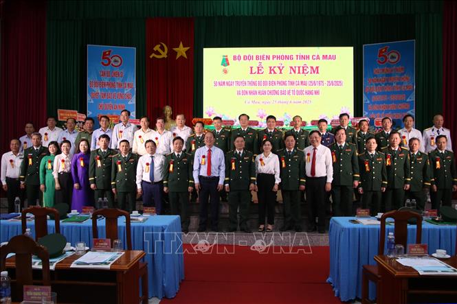 Lãnh đạo Bộ Tư lệnh Bộ đội Biên phòng và tỉnh Cà Mau chụp ảnh lưu niệm với cán bộ, chiến sĩ Bộ đội Biên phòng tỉnh Cà Mau. Ảnh: Kim Há - TTXVN
