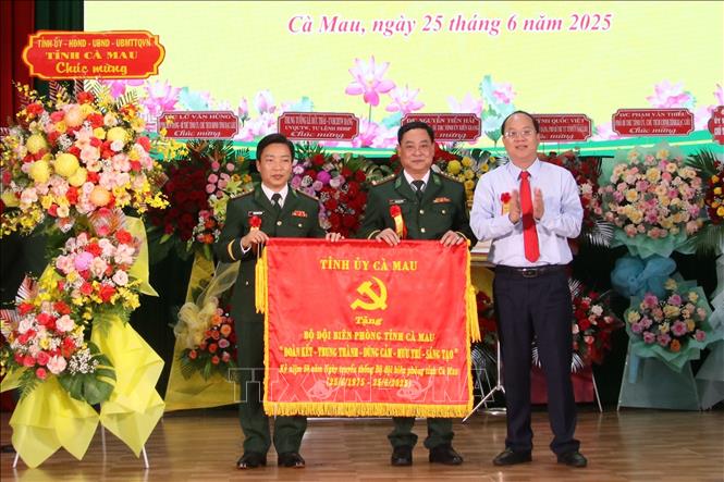 Bí thư Tỉnh ủy Cà Mau Nguyễn Hồ Hải trao tặng bức trướng của Tỉnh ủy với dòng chữ 