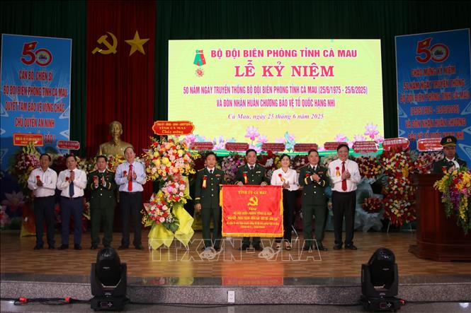 Lãnh đạo tỉnh Cà Mau trao tặng bức trướng của Tỉnh ủy với dòng chữ 