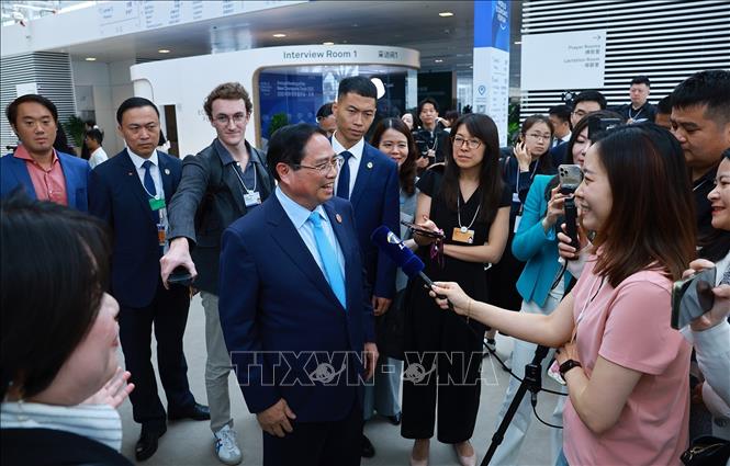 Thủ tướng Phạm Minh Chính trả lời câu hỏi của phóng viên quốc tế sau Phiên đối thoại chính sách với Chủ tịch kiêm Tổng giám đốc điều hành của Diễn đàn Kinh tế thế giới (WEF) Borge Brende. Ảnh: Dương Giang-TTXVN