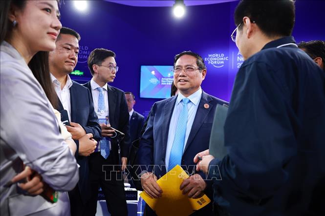 Thủ tướng Phạm Minh Chính trả lời câu hỏi của phóng viên quốc tế sau Phiên đối thoại chính sách với Chủ tịch kiêm Tổng giám đốc điều hành của Diễn đàn Kinh tế thế giới (WEF) Borge Brende. Ảnh: Dương Giang-TTXVN