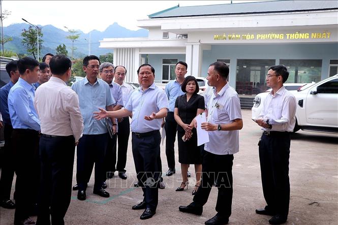Đồng chí Nguyễn Phi Long, Bí thư Tỉnh ủy Hòa Bình, chỉ đạo các đơn vị, ban, ngành thực hiện công việc sau sáp nhập tại phường Thống Nhất. Ảnh: Thanh Hải - TTXVN  