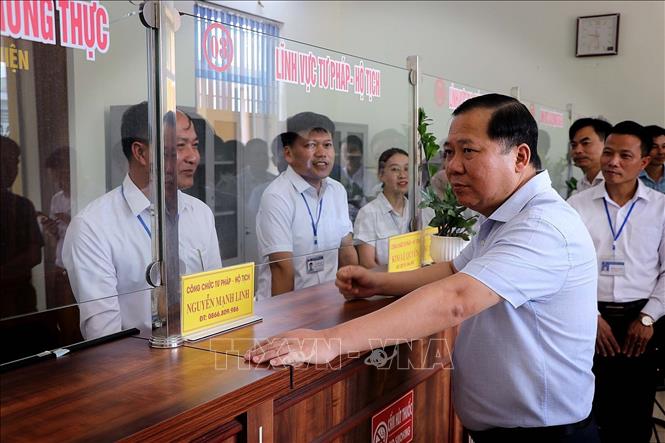 Đồng chí Nguyễn Phi Long, Bí thư Tỉnh ủy Hòa Bình, kiểm tra công tác điều hành của phường Kỳ Sơn. Ảnh: Thanh Hải - TTXVN  