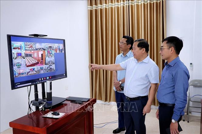 Đồng chí Nguyễn Phi Long, Bí thư Tỉnh ủy Hòa Bình, kiểm tra thiết bị họp trực tuyến tại phường Thống Nhất. Ảnh: Thanh Hải - TTXVN  