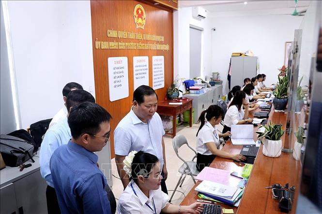 Đoàn công tác kiểm tra thiết bị máy tính, phần mềm điều hành mới. Ảnh: Thanh Hải - TTXVN 