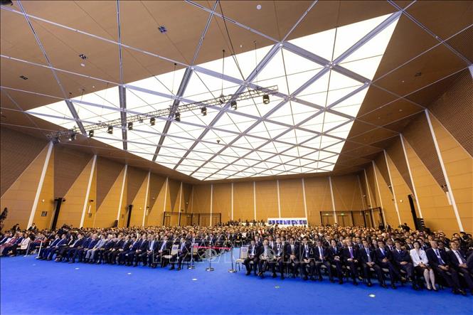 Thủ tướng Phạm Minh Chính và các đại biểu tham dự Phiên khai mạc Hội nghị thường niên các nhà tiên phong lần thứ 16 của Diễn đàn Kinh tế Thế giới (WEF 16 Thiên Tân 2025). Ảnh: Dương Giang-TTXVN