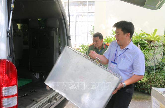 Lực lượng chức năng vận chuyển đề thi đến các Điểm thi trong tỉnh. Ảnh: Công Mạo-TTXVN