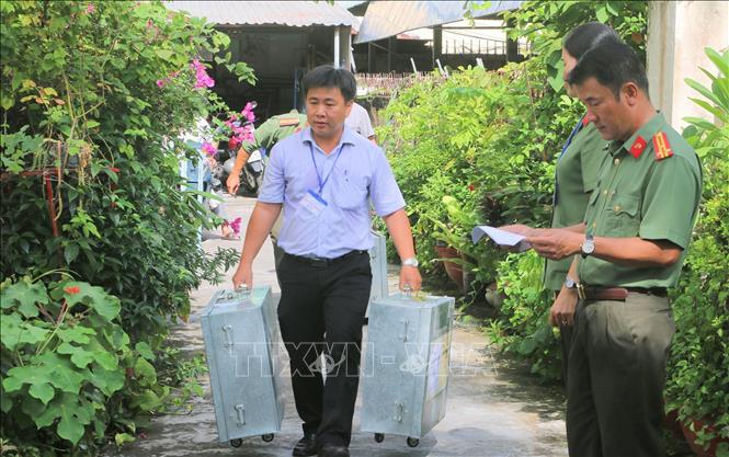 Quá trình in sao, bảo quản đề thi, vận chuyển được thực hiện theo quy trình nghiêm ngặt dưới sự giám sát của lực lượng Công an tỉnh An Giang. Ảnh: Công Mạo-TTXVN