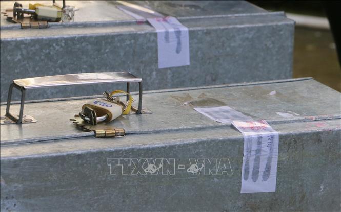 Đề thi được đóng thùng, niêm phong trước khi được đưa lên xe vận chuyển đến các Điểm thi trong tỉnh. Ảnh: Công Mạo-TTXVN