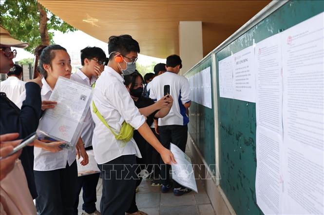 Thí sinh tới điểm thi trường THCS Xuân La (quận Tây Hồ) để làm thủ tục, nghe phổ biến quy chế thi. Ảnh: Thanh Tùng - TTXVN