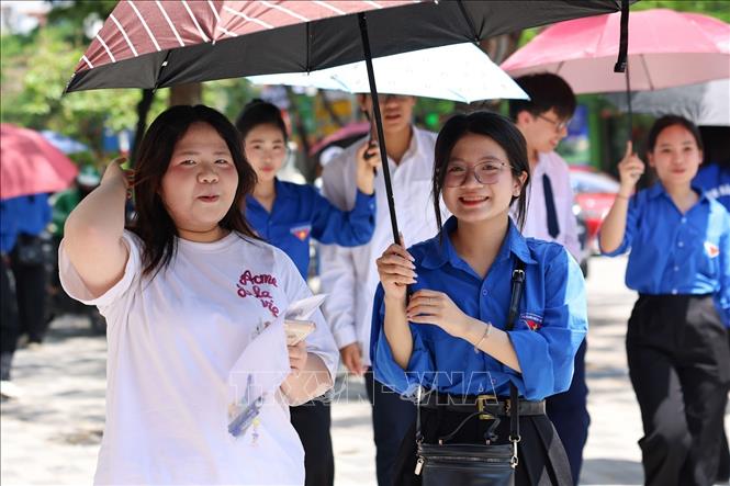 Thí sinh tới điểm thi trường THCS Xuân La (quận Tây Hồ) để làm thủ tục, nghe phổ biến quy chế thi. Ảnh: Thanh Tùng - TTXVN