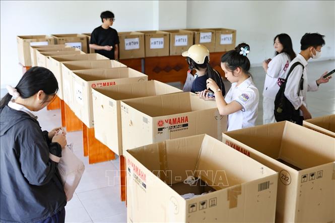 Khu vực để đồ, vật dụng cá nhân được điểm thi bố trí, sắp xếp thuận lợi cho thí sinh tới dự thi. Ảnh: Thanh Tùng - TTXVN