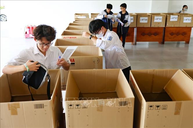 Khu vực để đồ, vật dụng cá nhân được điểm thi bố trí, sắp xếp thuận lợi cho thí sinh tới dự thi. Ảnh: Thanh Tùng - TTXVN