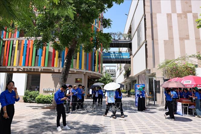 Thí sinh tới điểm thi trường THCS Xuân La (quận Tây Hồ) để làm thủ tục, nghe phổ biến quy chế thi. Ảnh: Thanh Tùng - TTXVN