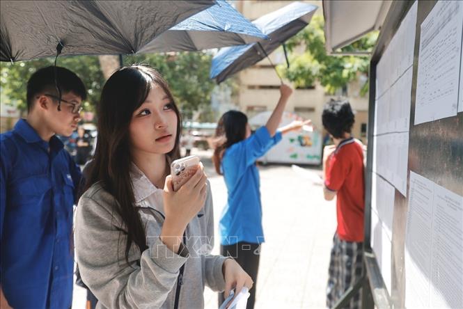 Thí sinh đến làm thủ tục dự thi tại điểm thi trường THPT Nguyễn Gia Thiều (Long Biên, Hà Nội). Ảnh: Minh Quyết - TTXVN