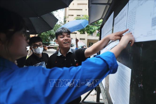 Thí sinh đến làm thủ tục dự thi tại điểm thi trường THPT Nguyễn Gia Thiều (Long Biên, Hà Nội). Ảnh: Minh Quyết - TTXVN