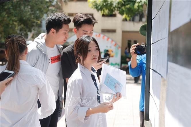 Thí sinh đến làm thủ tục dự thi tại điểm thi trường THPT Nguyễn Gia Thiều (Long Biên, Hà Nội). Ảnh: Minh Quyết - TTXVN
