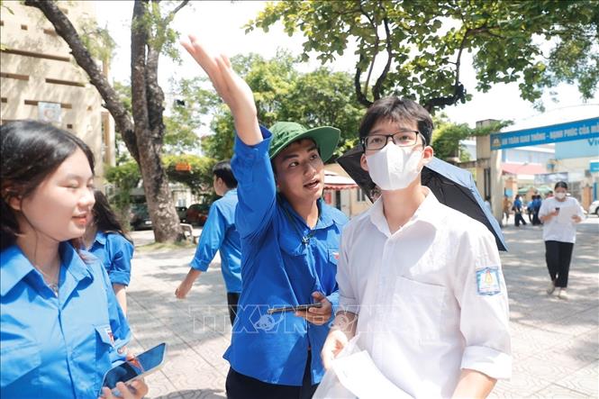 Thí sinh đến làm thủ tục dự thi tại điểm thi trường THPT Nguyễn Gia Thiều (Long Biên, Hà Nội). Ảnh: Minh Quyết - TTXVN
